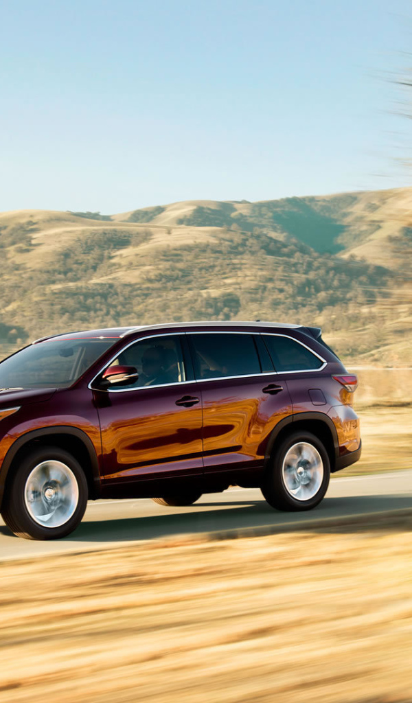 Красивый автомобиль Toyota Highlander 2014
