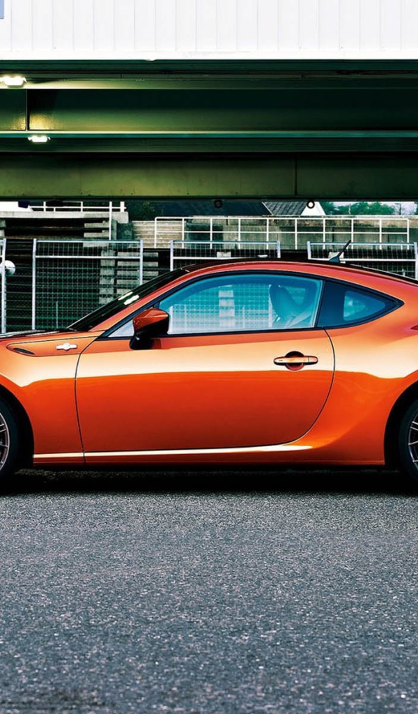 Красивый автомобиль Toyota Avensis 2013