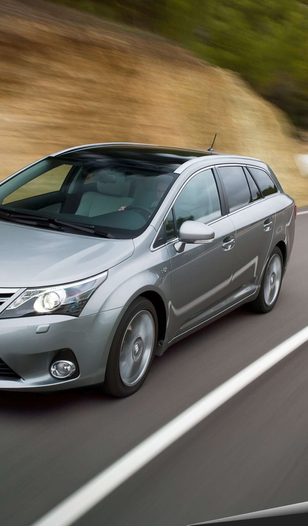 Красивый автомобиль Toyota Avensis 2013 в Москве