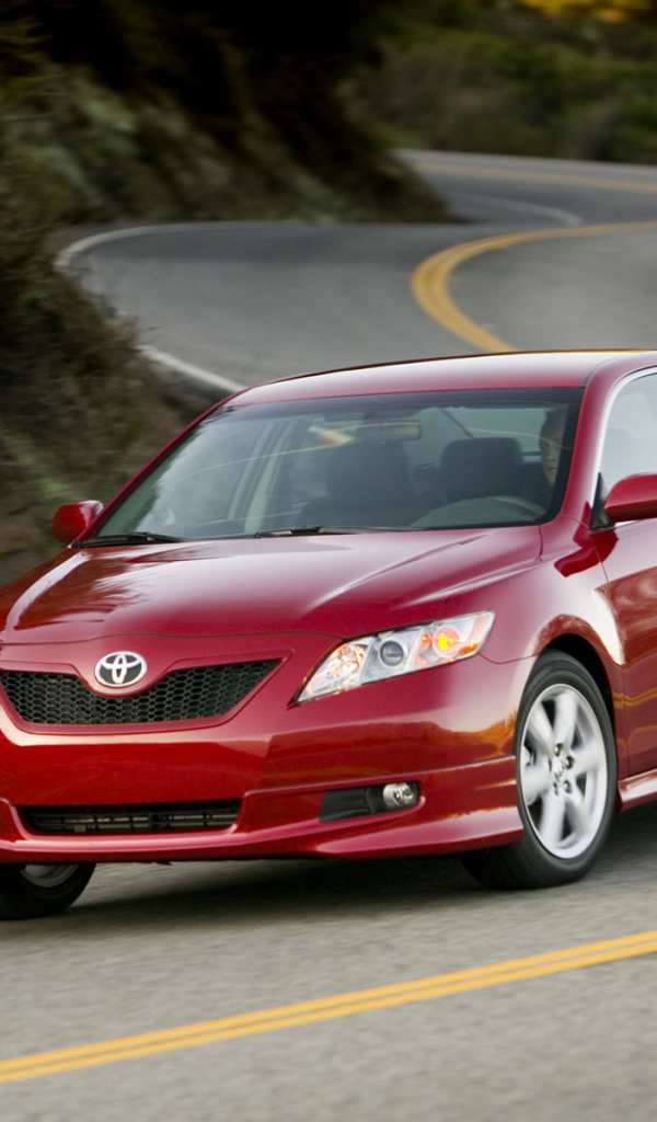 Красивый автомобиль Toyota Camry