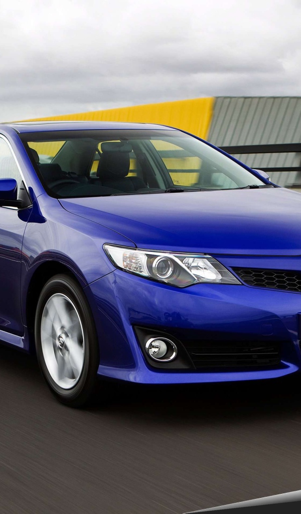 Красивый автомобиль Toyota Camry в Москве