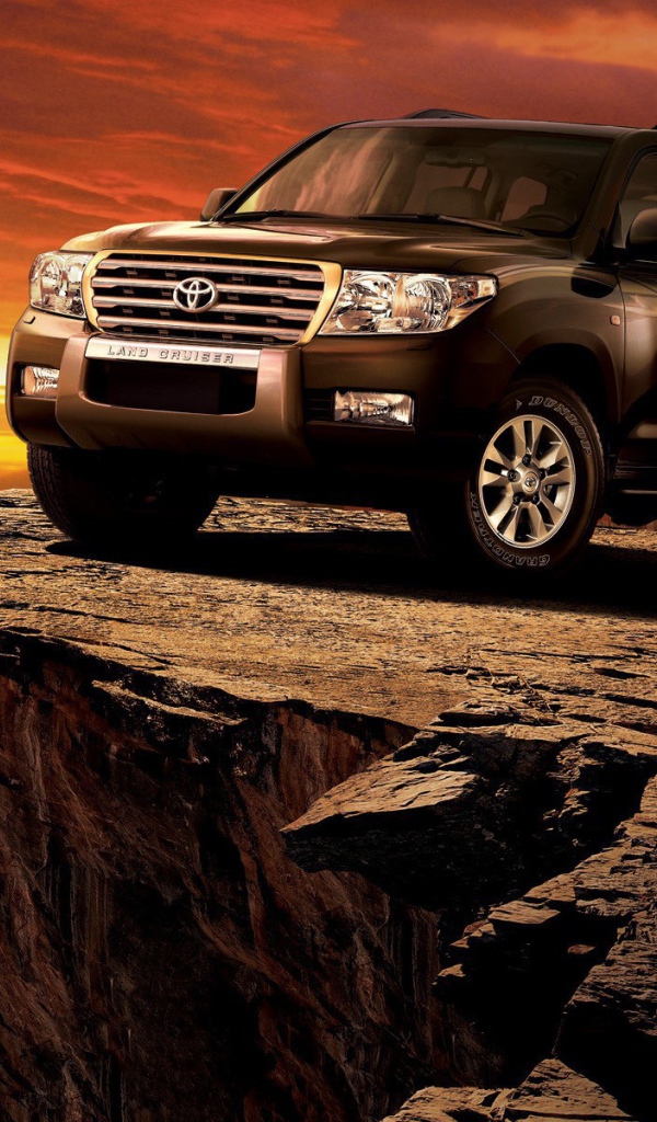 Красивый автомобиль Toyota Land Cruiser 200