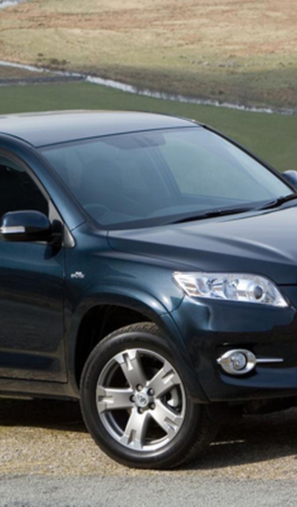 Красивый автомобиль Toyota RAV4 в Москве