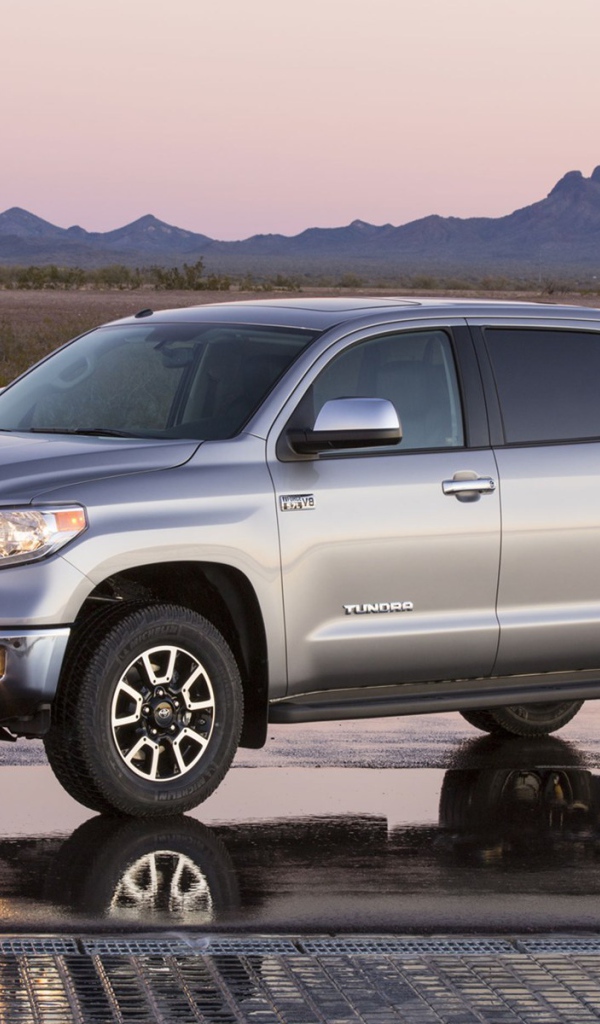 Красивый автомобиль Toyota Tundra 2014