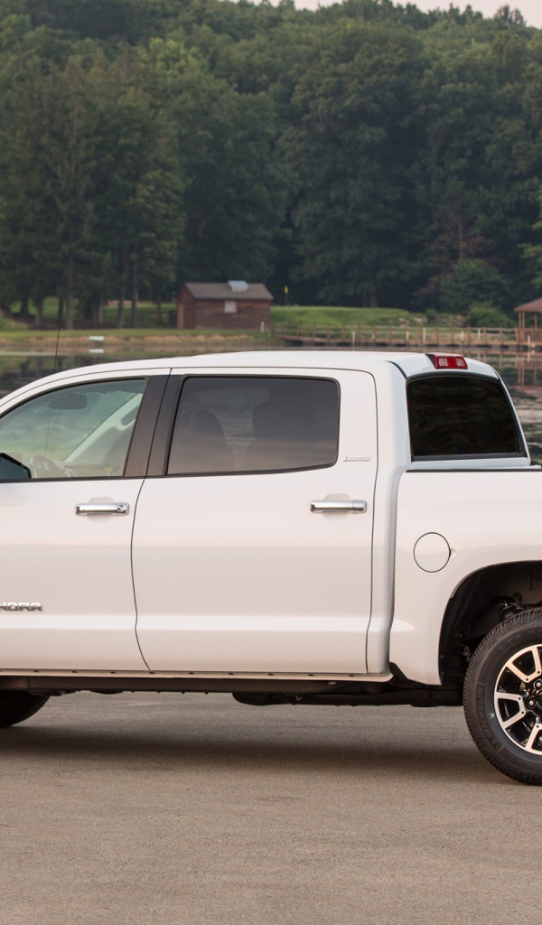 Красивый автомобиль Toyota Tundra 2014 в Москве