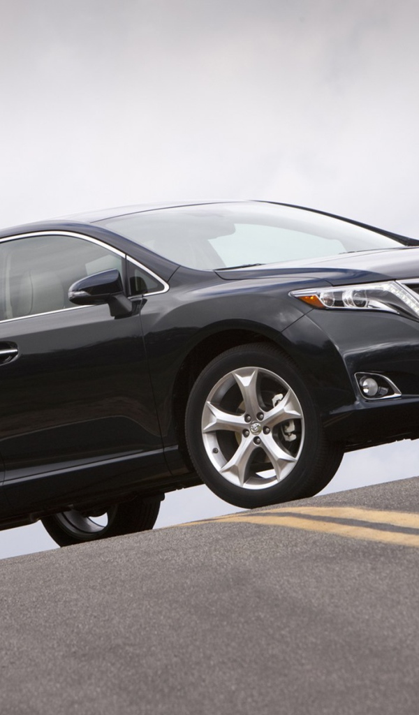 Красивый автомобиль Toyota Venza