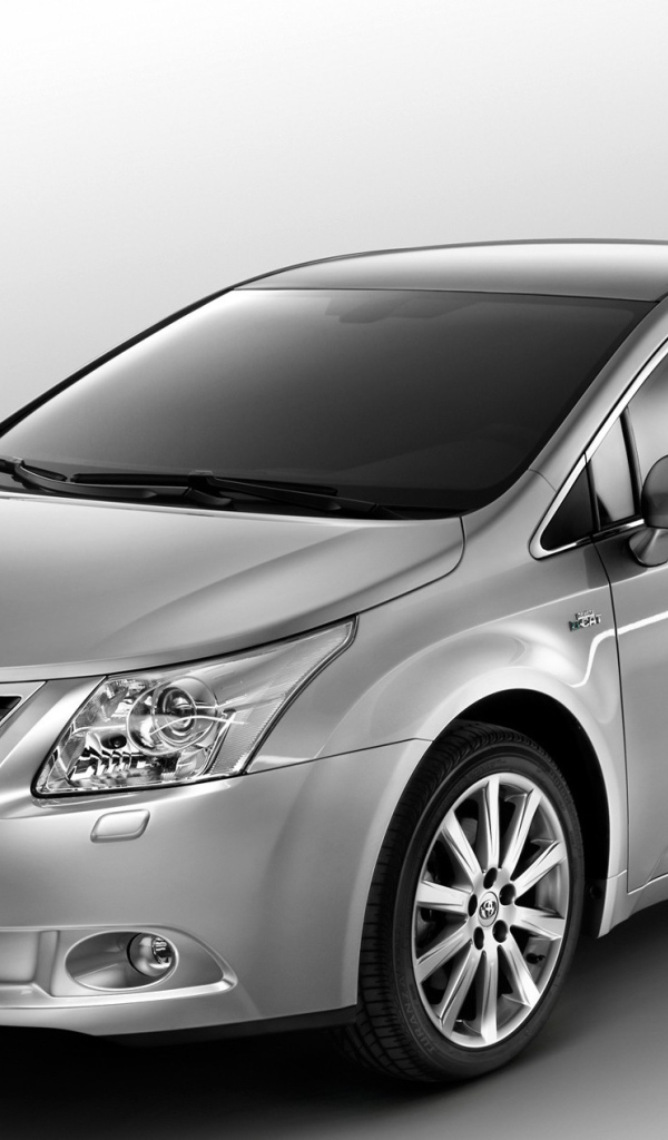 Новый автомобиль Toyota Avensis 2013