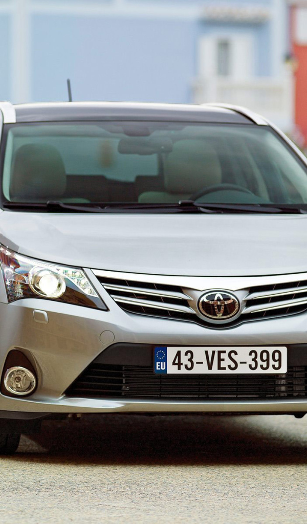 Надежный автомобиль Toyota Avensis 2013