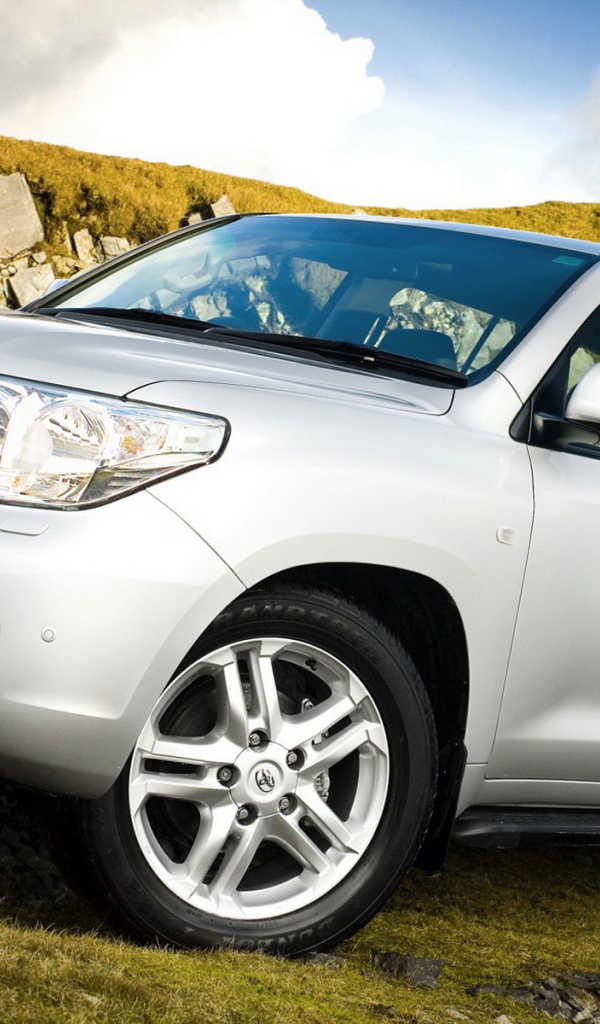 Надежный автомобиль Toyota Land Cruiser 200