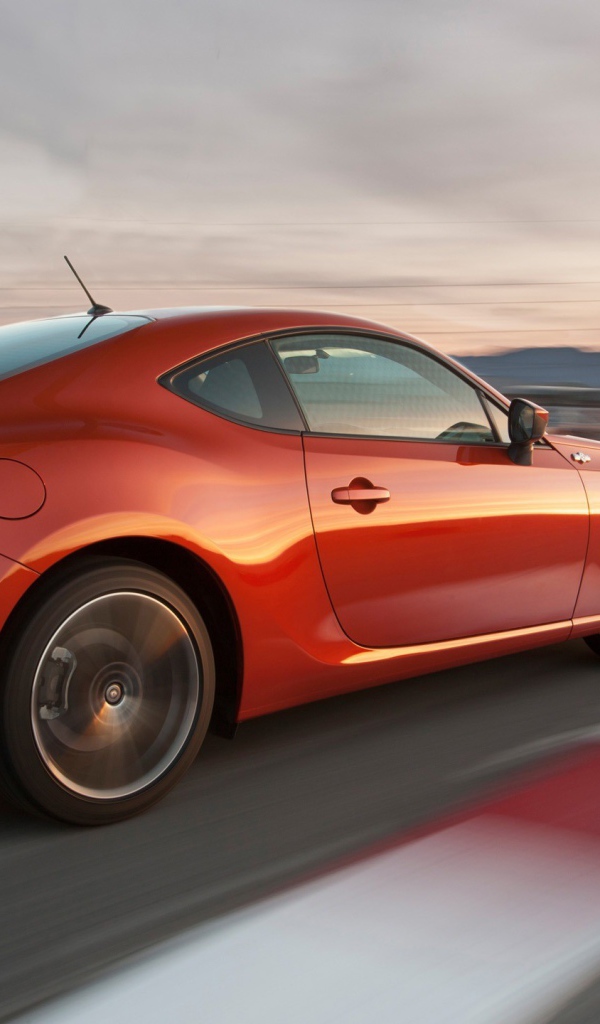 Спортивная Тойота на дороге