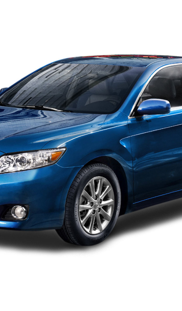 Автомобиль Toyota Camry на дороге