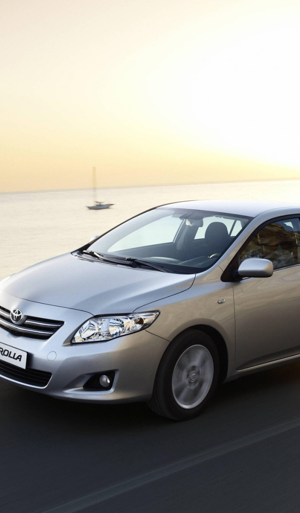 Автомобиль Toyota Corolla на дороге