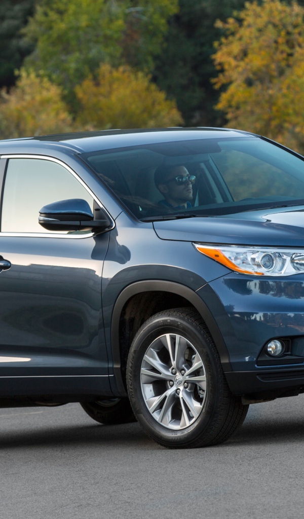 Автомобиль Toyota Highlander 2014 на дороге