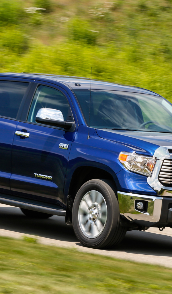 Автомобиль Toyota Tundra 2014 на дороге 