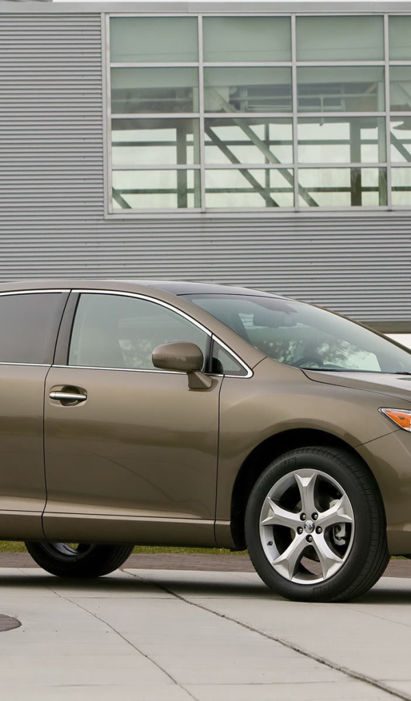 Автомобиль Toyota Venza на дороге