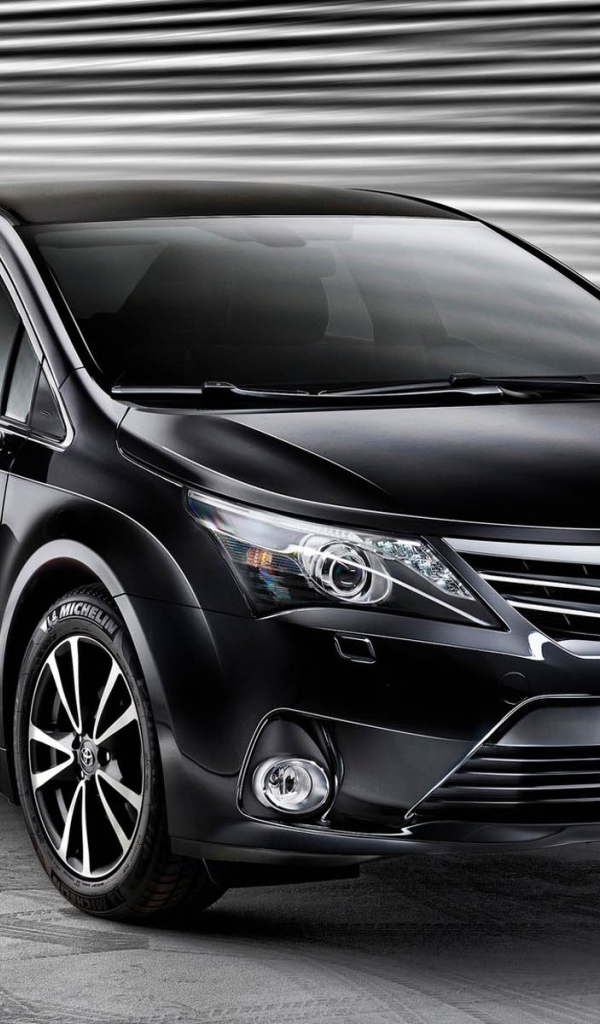 Автомобиль марки Toyota модели Impreza Avensis 2013