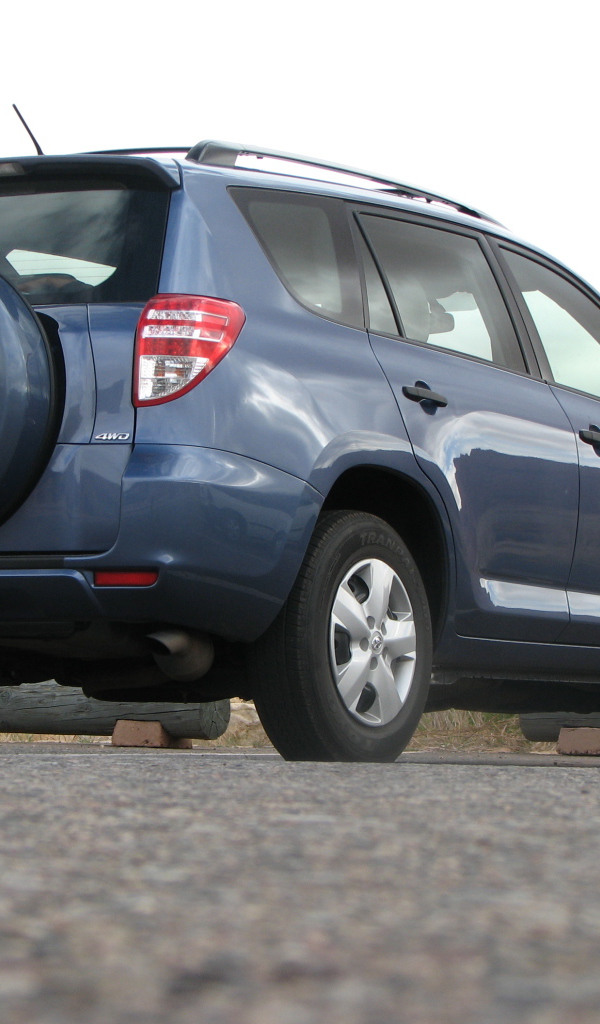 Автомобиль марки Toyota модели RAV4