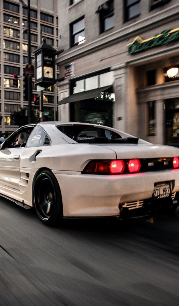 Тойота на улице города