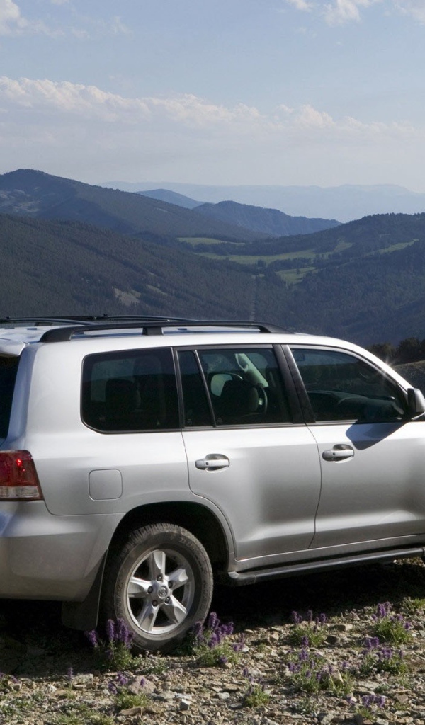 Новая машина Toyota Land Cruiser 200