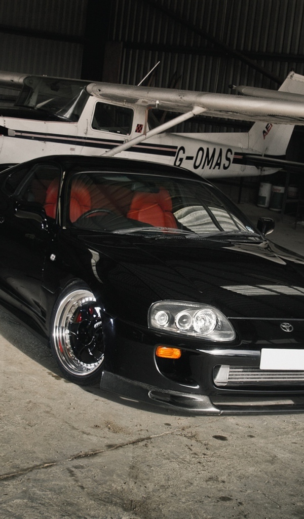 Черная тойота и самолет