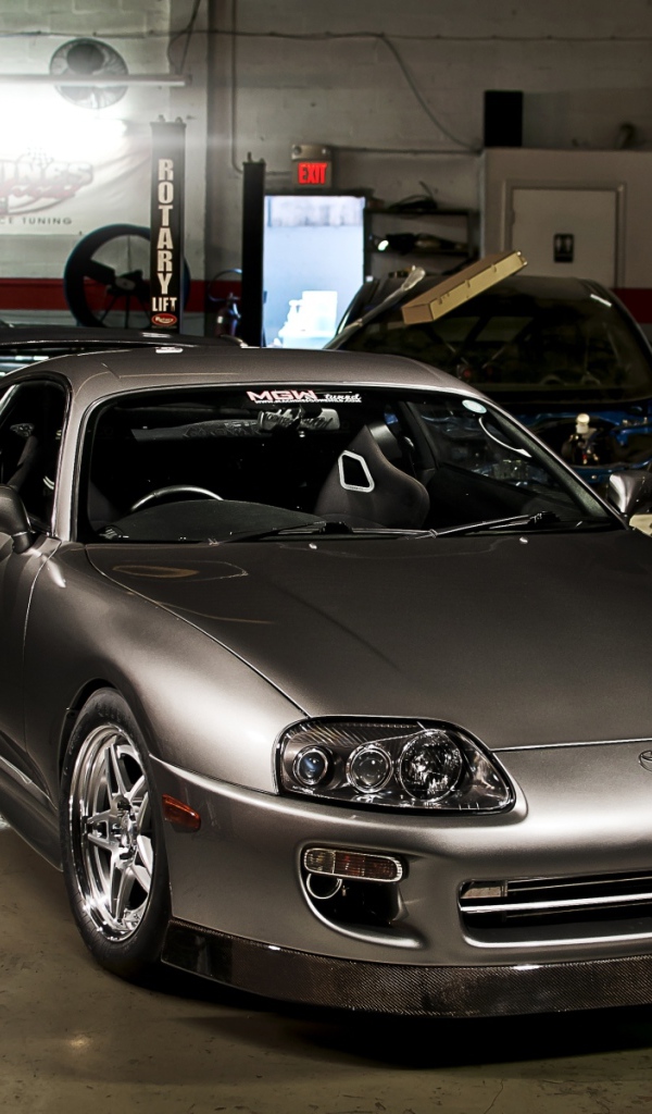 Серая тойота в сервисе