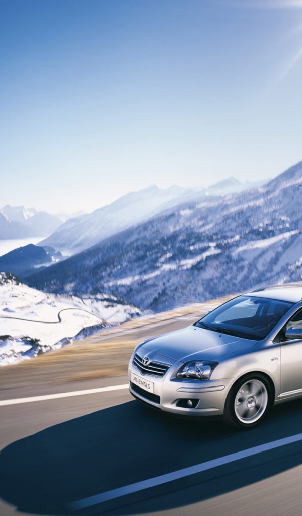 Тойота в заснеженных горах