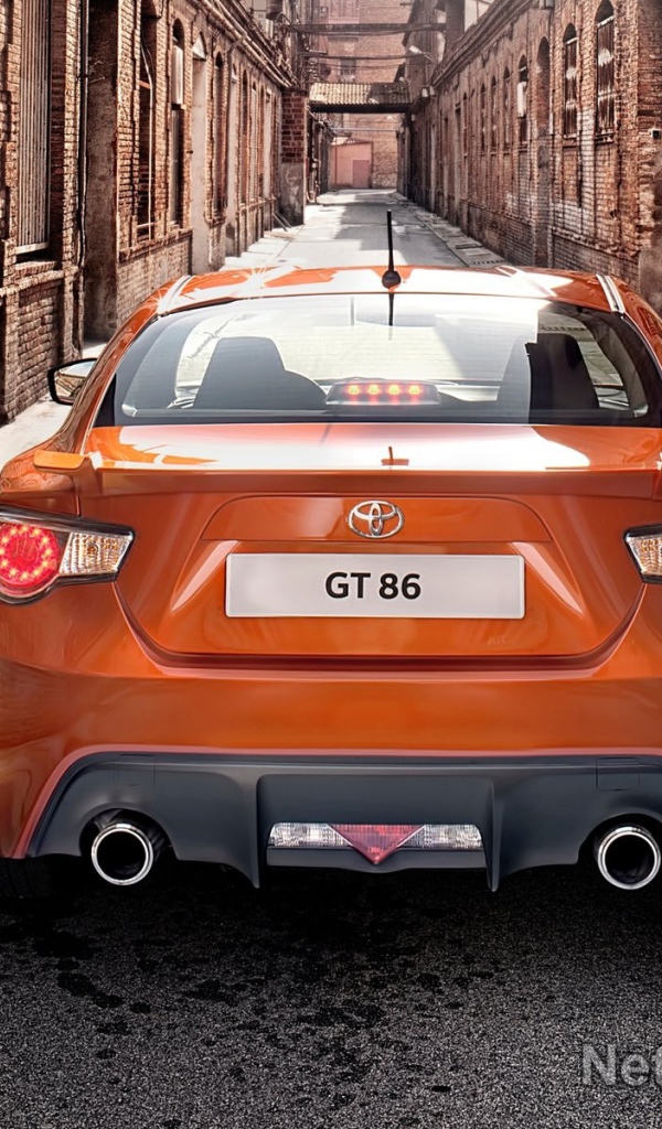 Тойота на узкой улице