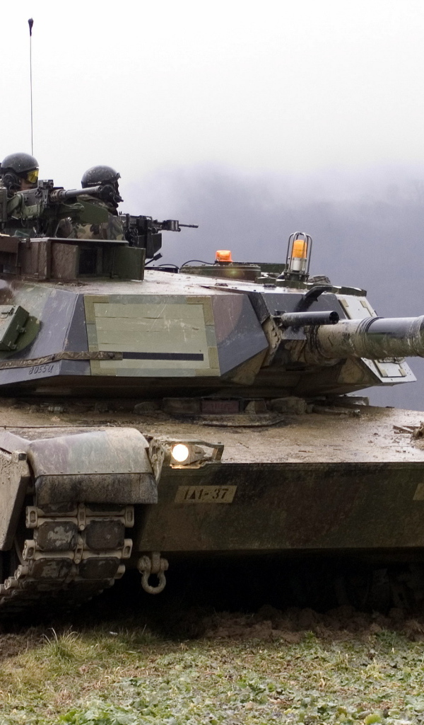 Два солдата на танке