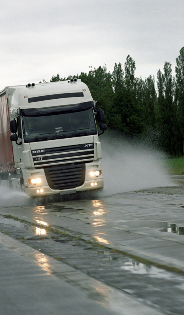 Автомобиль на мокрой дороге