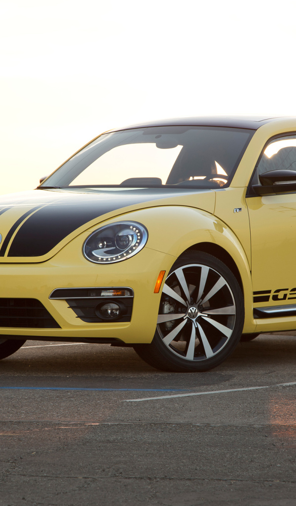 Автомобиль Volkswagen Beetle 2014 на дороге 