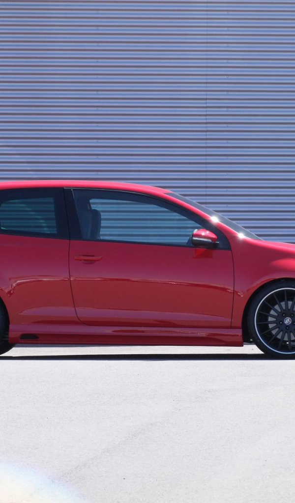 Красивый автомобиль Golf GTI 2014 года