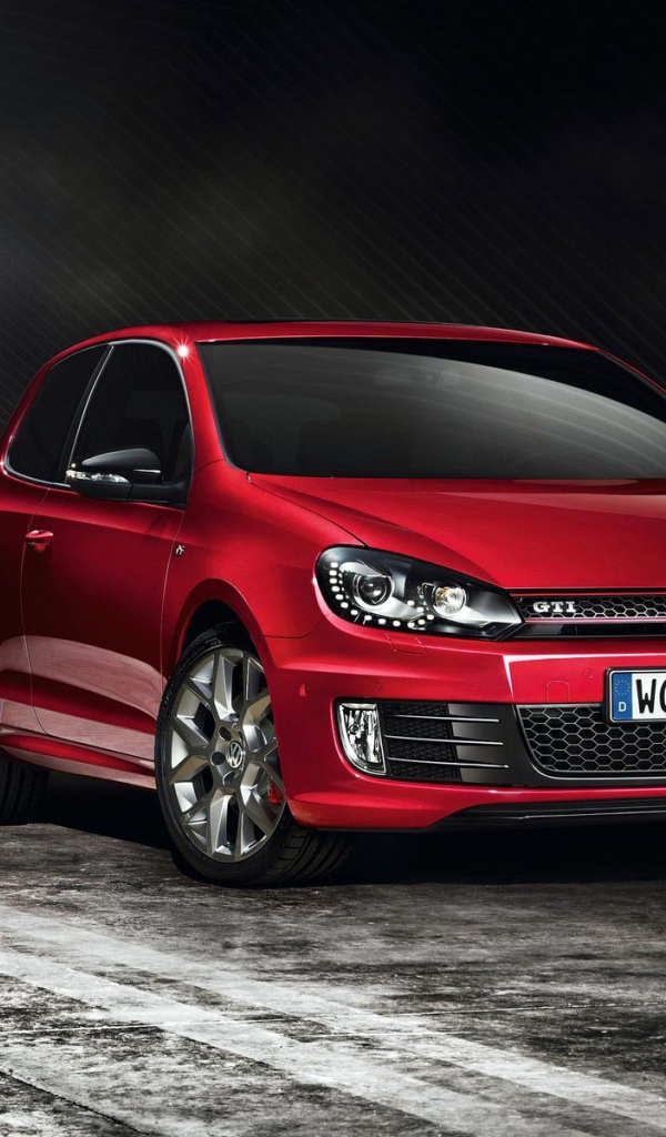 Красивый автомобиль Golf GTI 2014 года в Москве