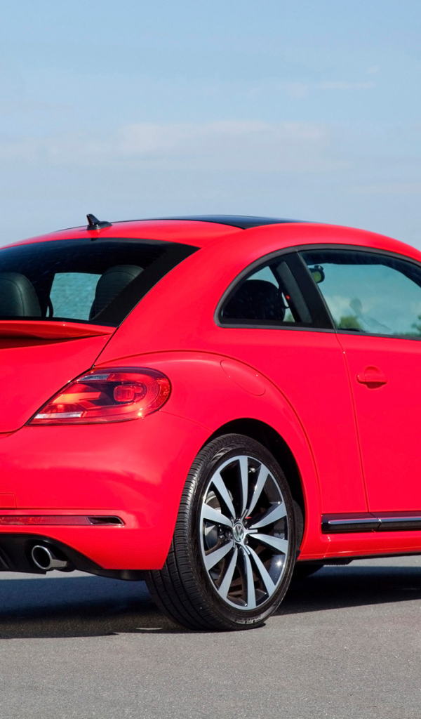 Красивый автомобиль Volkswagen Beetle 2014 в Москве