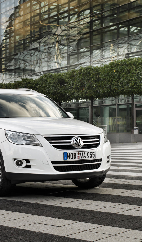 Красивый автомобиль Volkswagen Tiguan в Москве