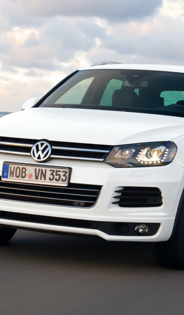 Красивый автомобиль Volkswagen Touareg