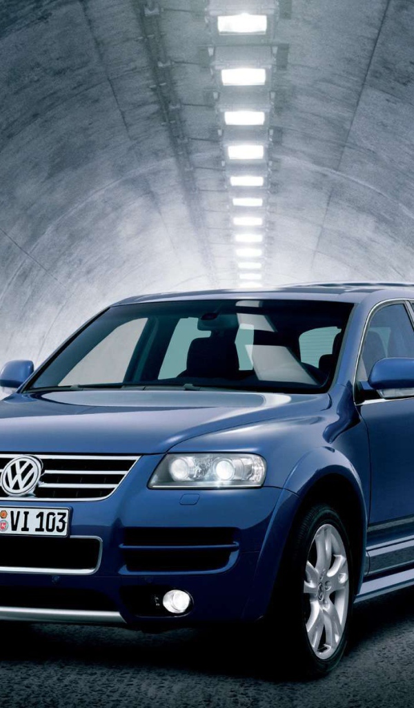 Красивый автомобиль Volkswagen Touareg в Москве