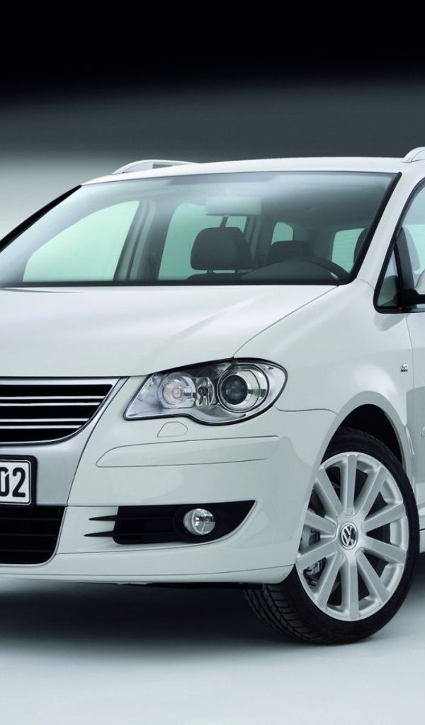 Красивый автомобиль Volkswagen Touran