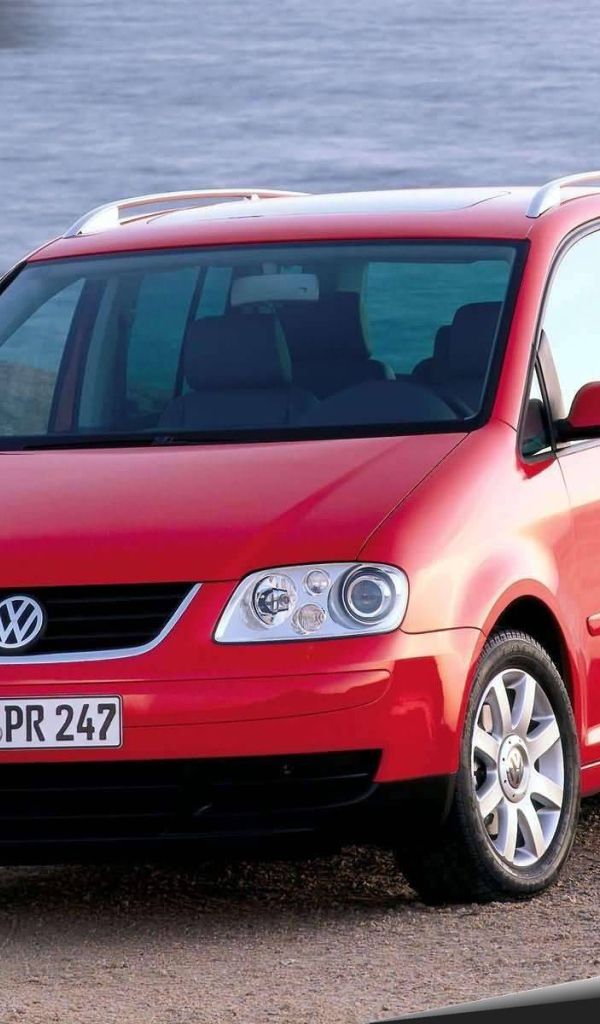 Красивый автомобиль Volkswagen Touran в Москве