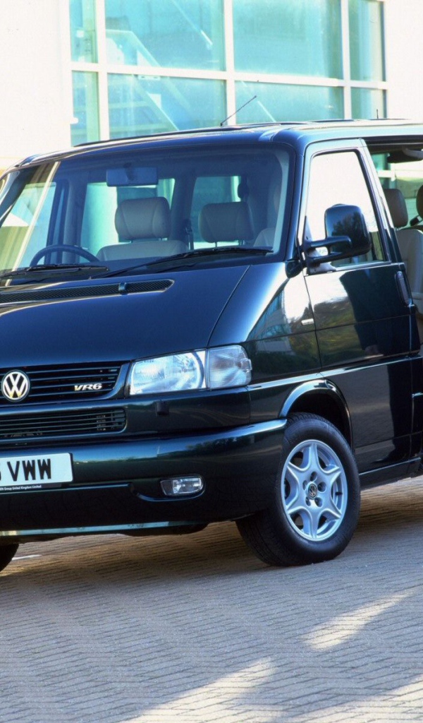 Красивый автомобиль Volkswagen Transporter