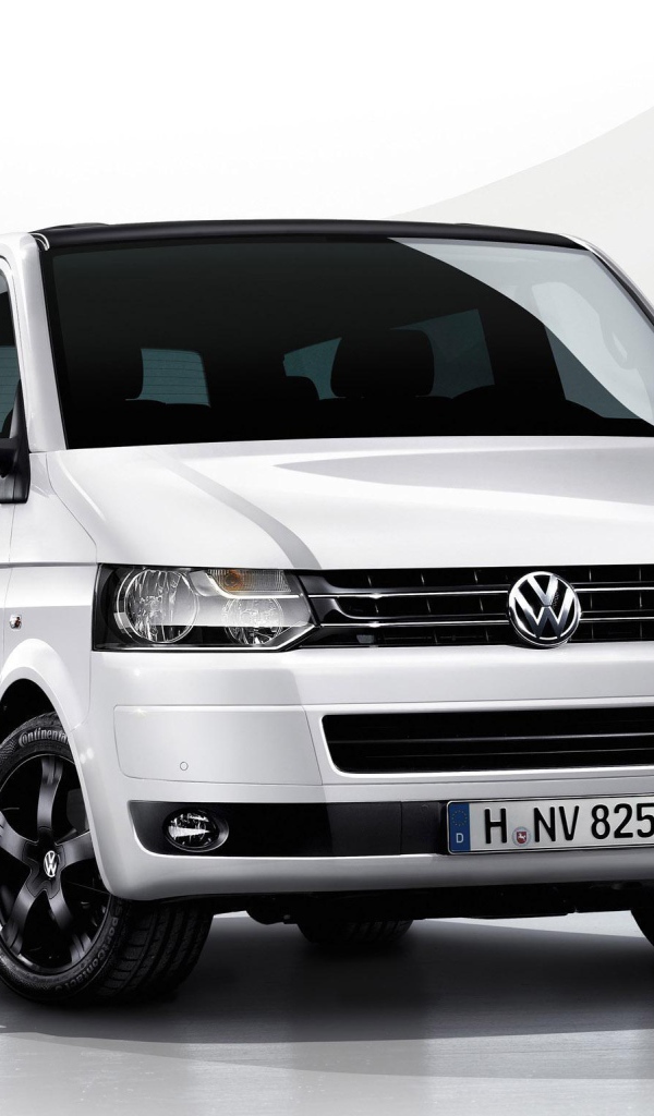 Красивый автомобиль Volkswagen Transporter в Москве