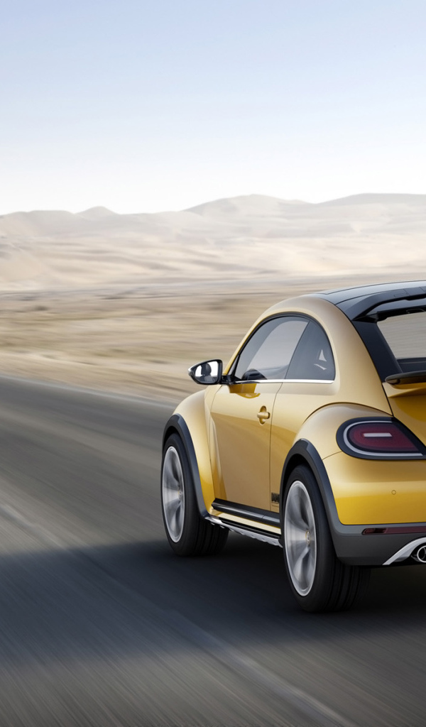 Автомобиль Volkswagen Beetle Dune 2014 на дороге 