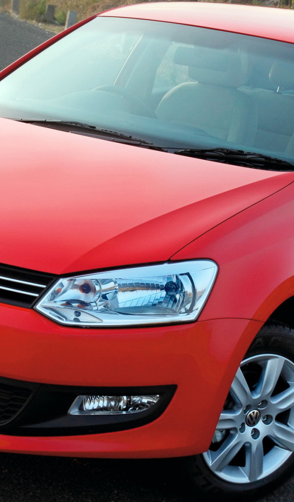 Автомобиль Volkswagen  Polo (Поло) 2014 на дороге 