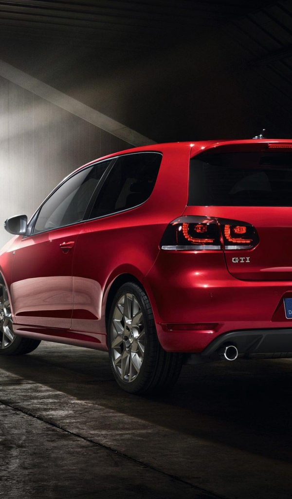 Автомобиль марки Golf модели GTI 2014 года