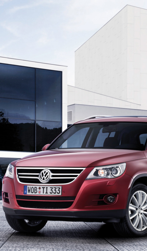 Автомобиль марки Volkswagen модели Tiguan