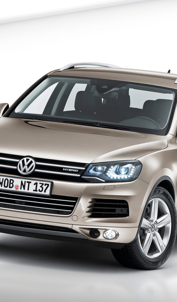 Автомобиль марки Volkswagen модели Touareg