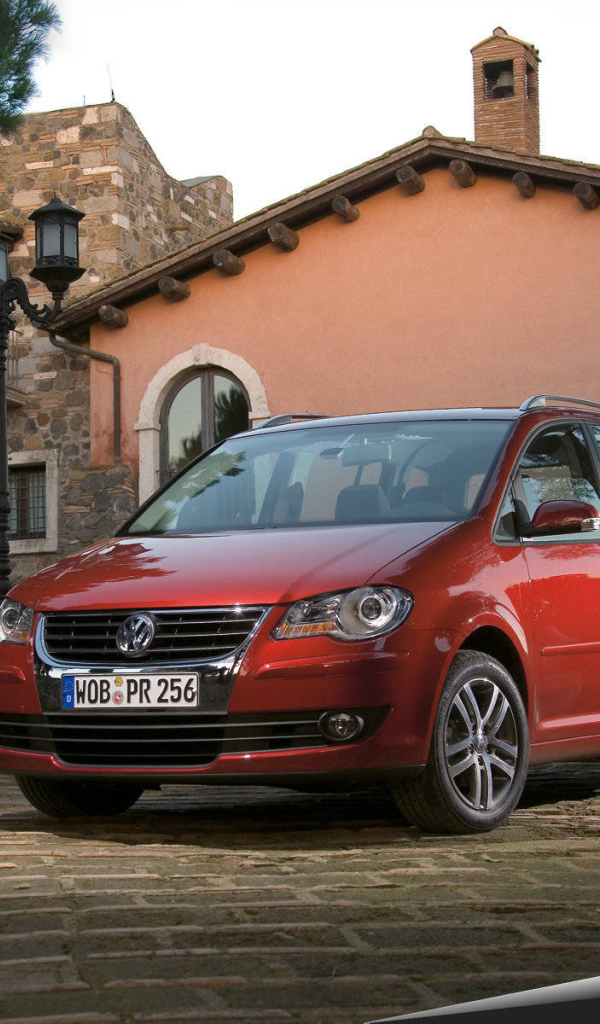 Автомобиль марки Volkswagen модели Touran