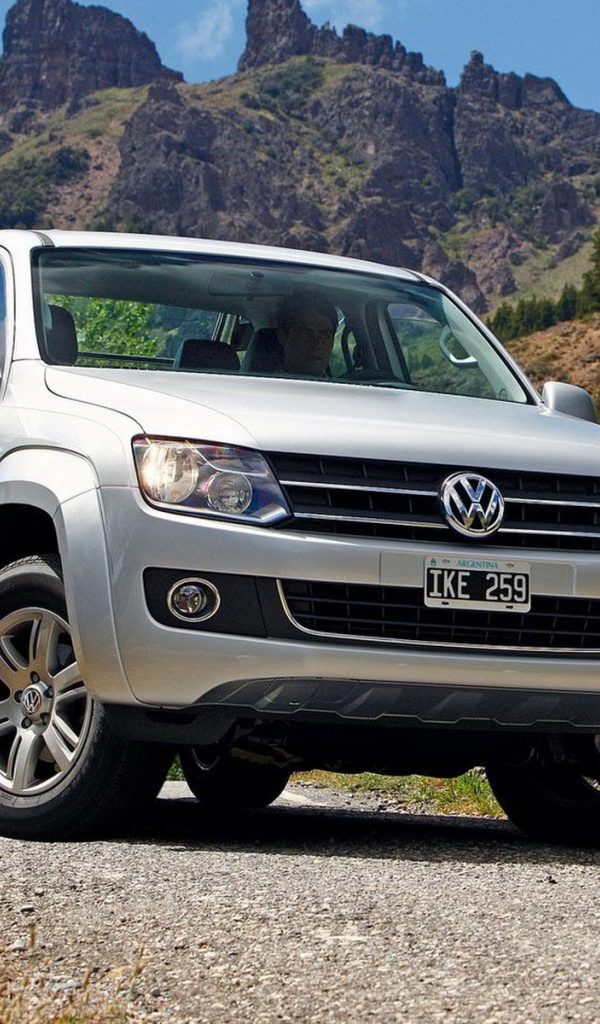 Автомобиль Volkswagen Amarok на дороге