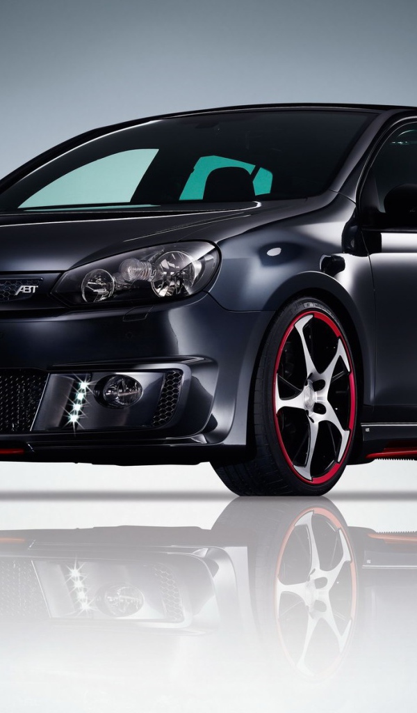 Автомобиль Volkswagen Golf на дороге