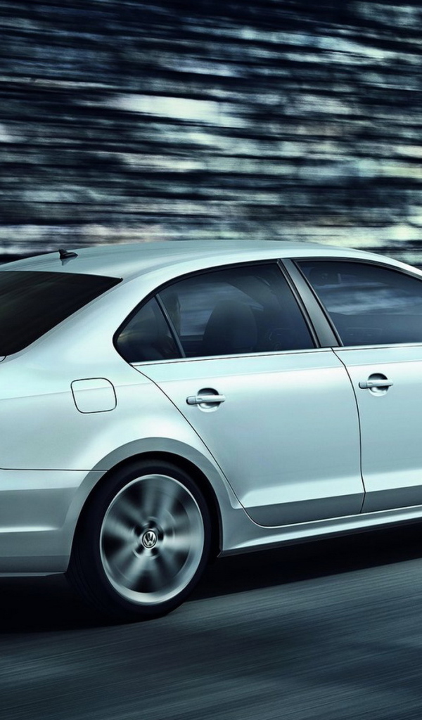 Автомобиль Volkswagen Jetta на дороге