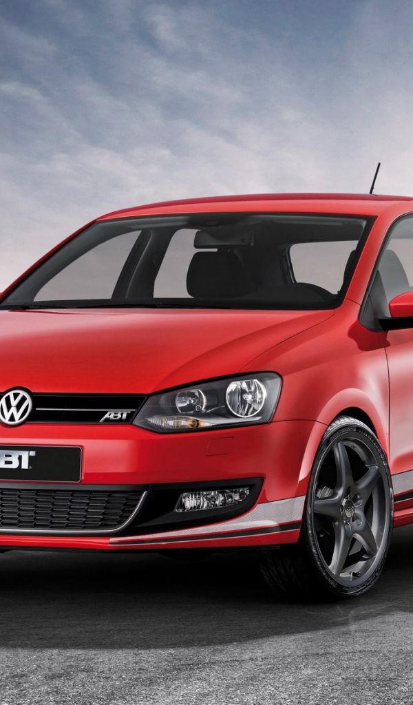 Автомобиль Volkswagen Polo на дороге